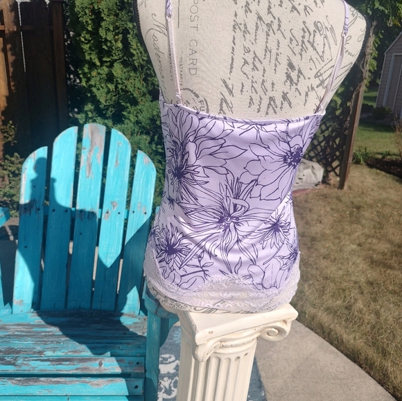 💥 3/$20 The Limited Medium Lace and Purple Flower Camisole! - Picture 3 of 11